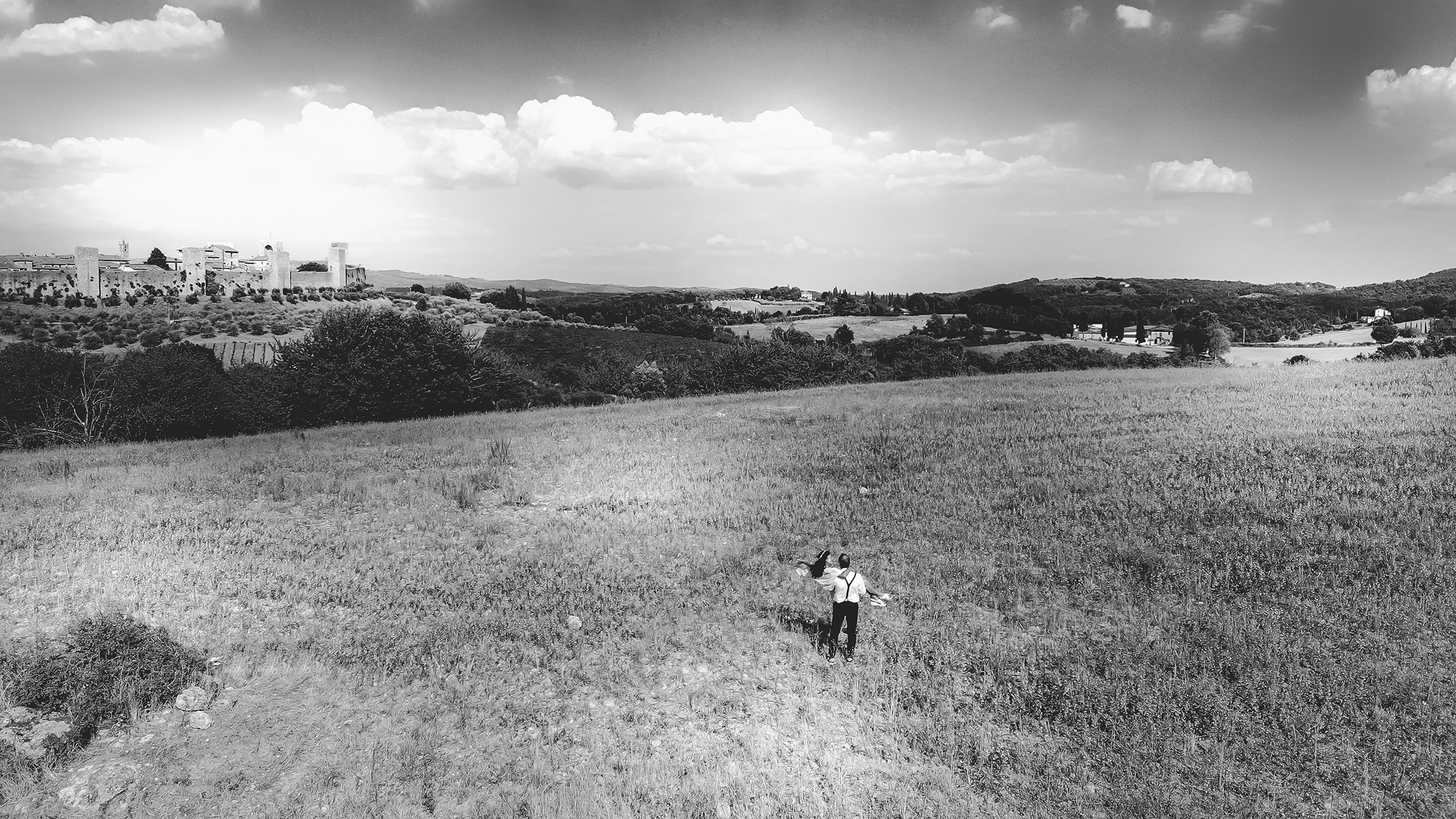 ROMANTIC ELOPEMENT AND WEDDING IN MONTERIGGIONI SIENA TUSCANY
